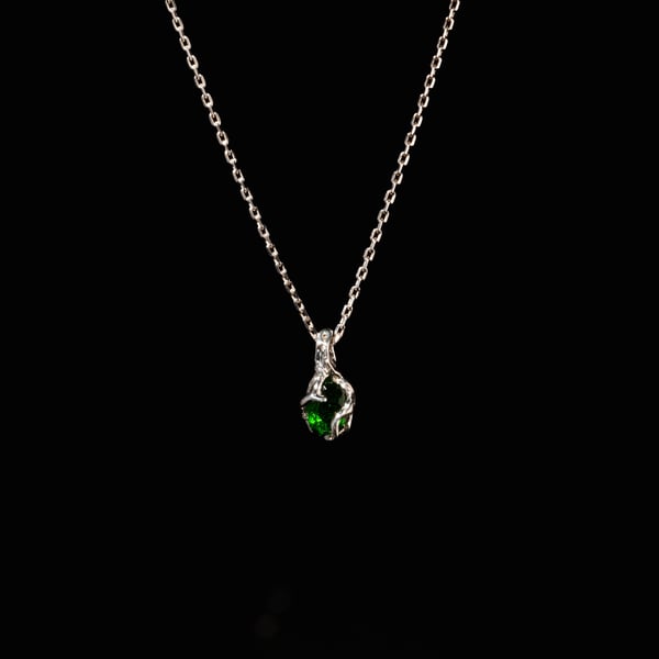 Кулон з хромдіопсидом