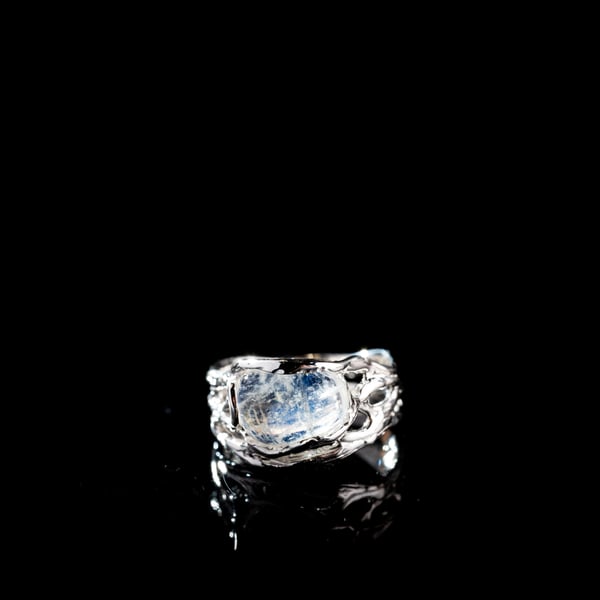 Каблучка з місячним камінням