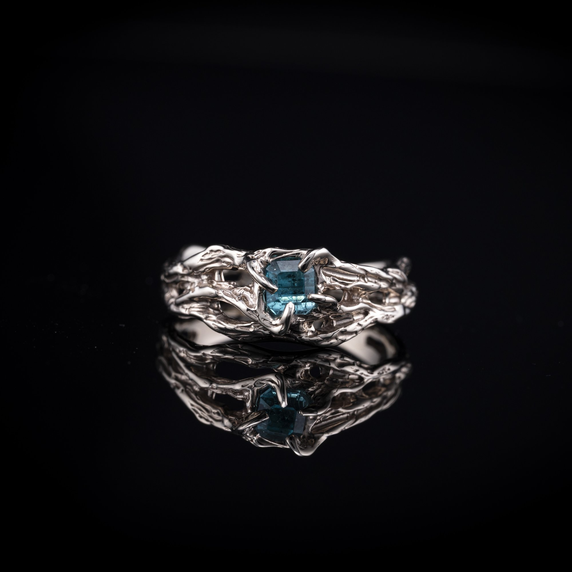 Золота каблучка з індиголітом