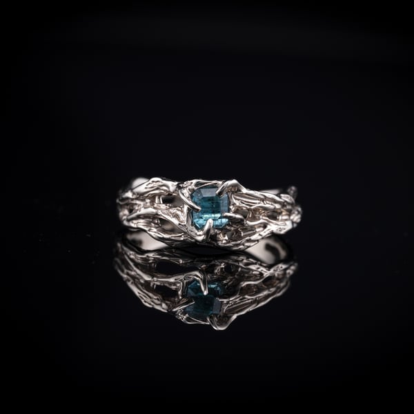 Золота каблучка з індиголітом