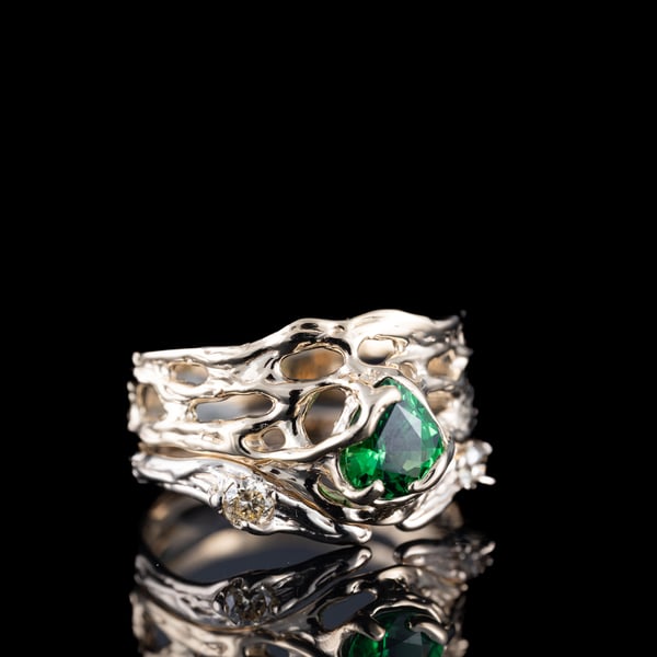 Комплект золотих  каблучок з цаворітом та діамантами