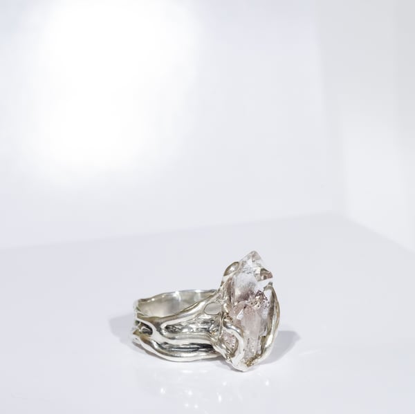 Каблучка з кварцом з включеннями гематита