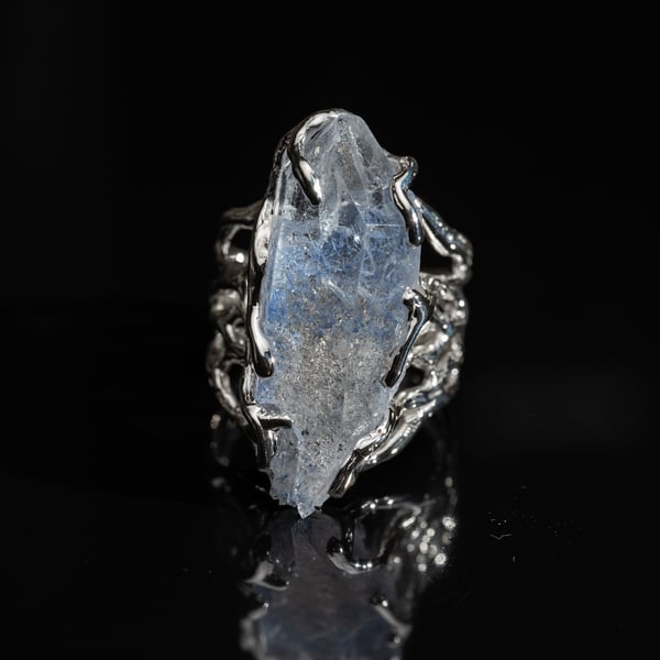 Каблучка з кварцом з включеннями дюмортьєриту