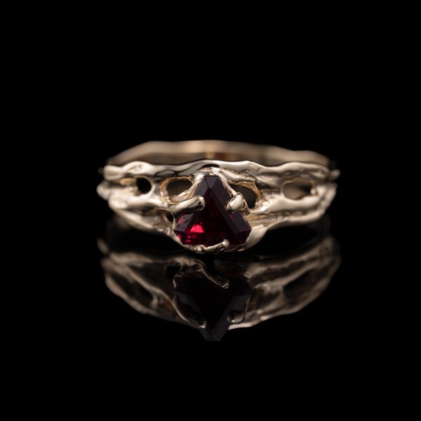 Золота каблучка з гранатом