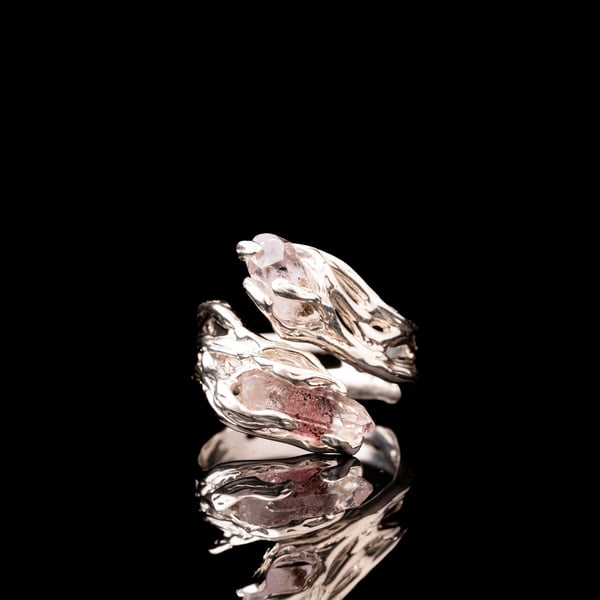 Каблучка з кварцами з включеннями гематиту