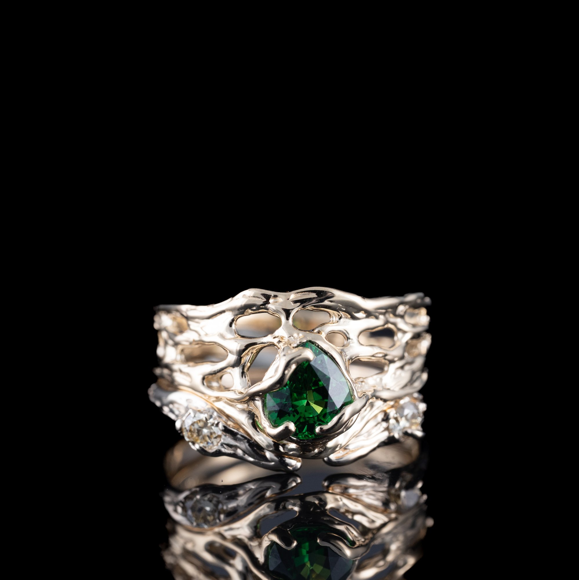 Комплект золотих  каблучок з цаворітом та діамантами - зображення 2