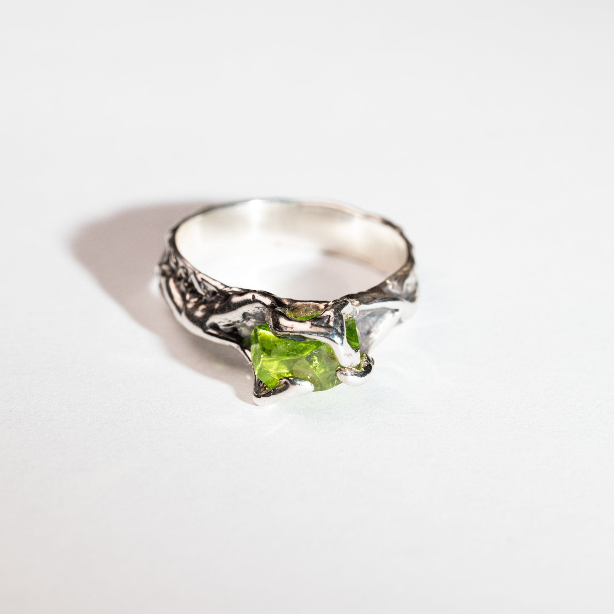 Каблучка з хризолітом