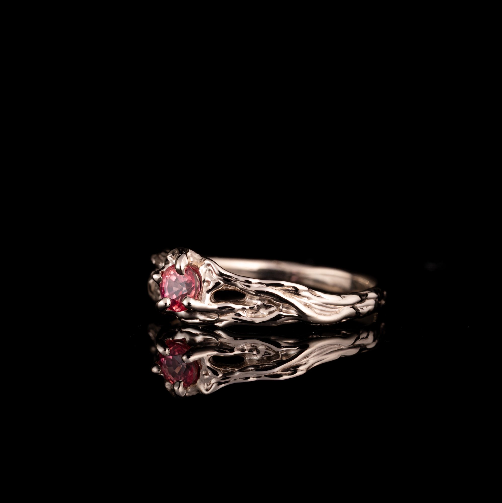 Каблучка з білого золота зі шпіннелю - зображення 2