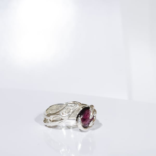 Каблучка з гранатом