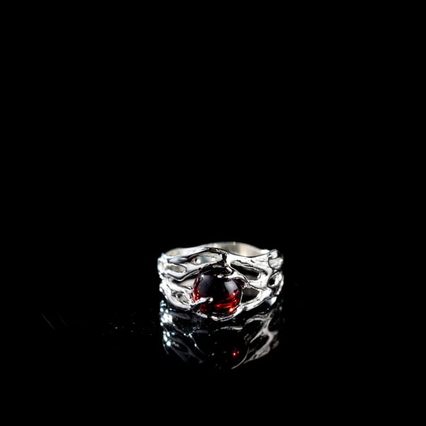 Каблучка з гранатом