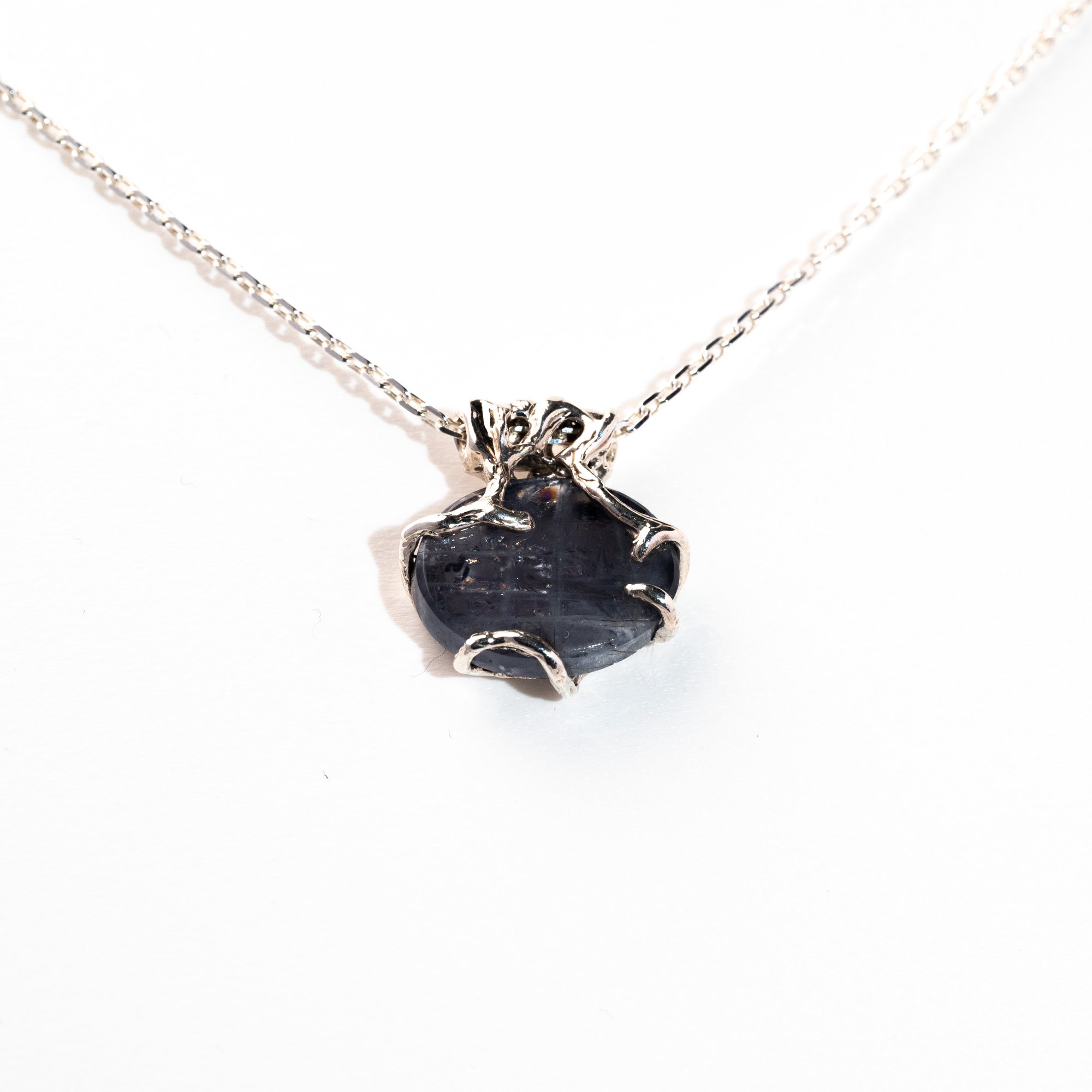 Кулон з іолітом