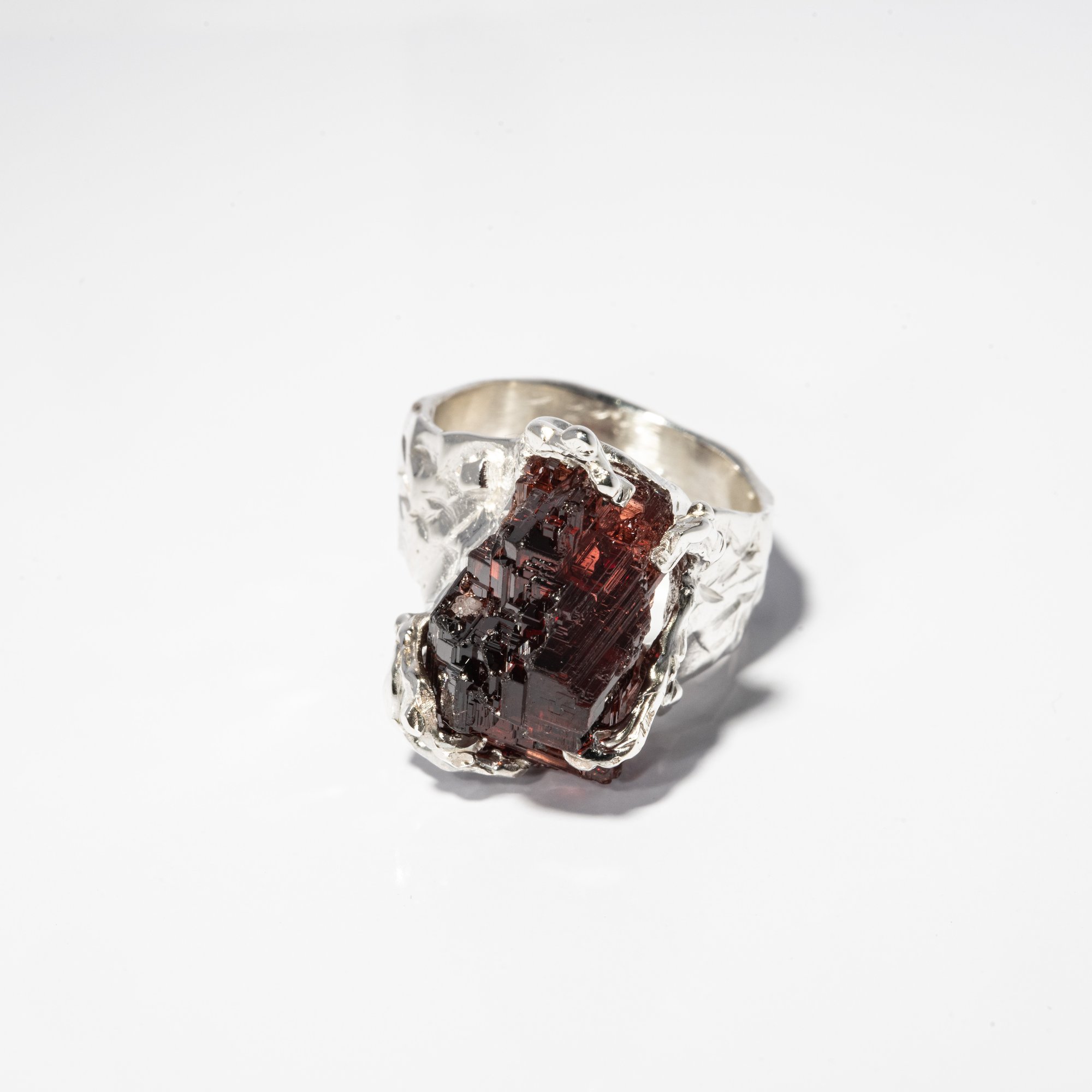 Каблучка з гранатом