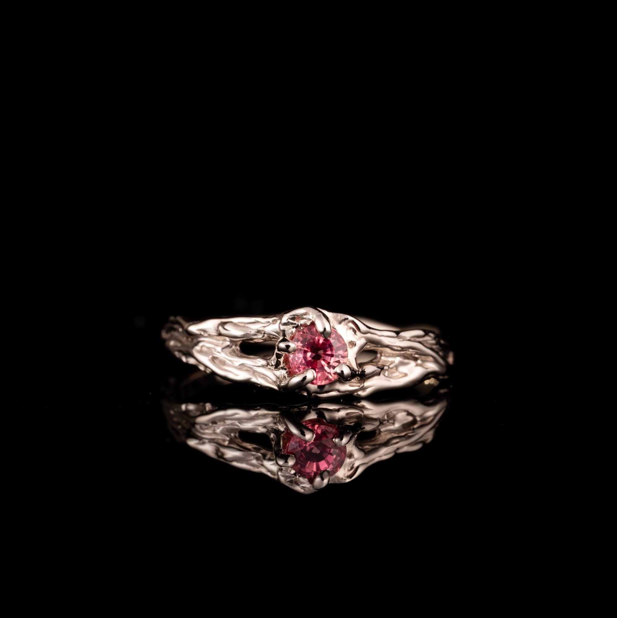 Каблучка з білого золота зі шпіннелю