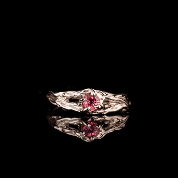 Каблучка з білого золота зі шпіннелю