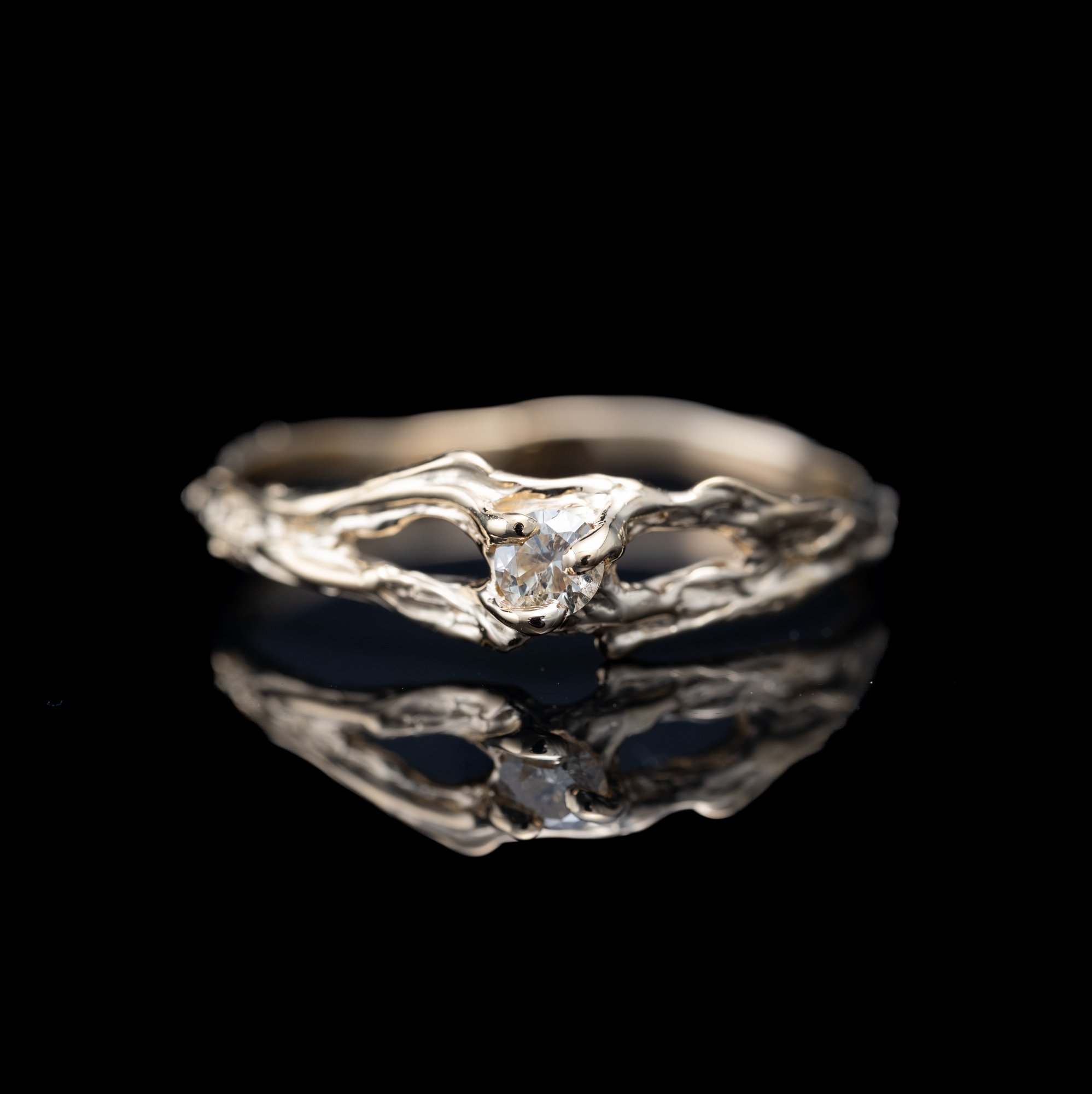 Золота каблучка з діамантом