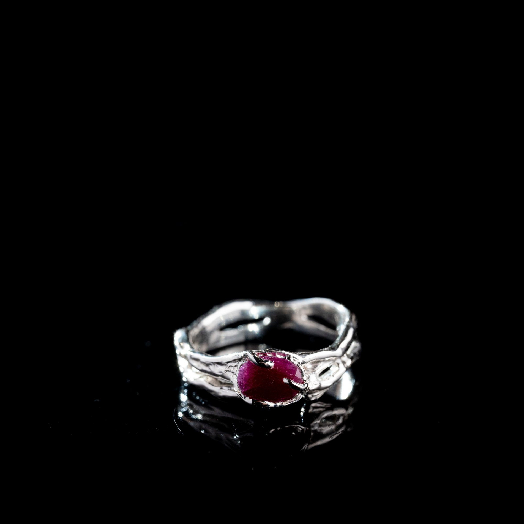 Каблучка з рубіном