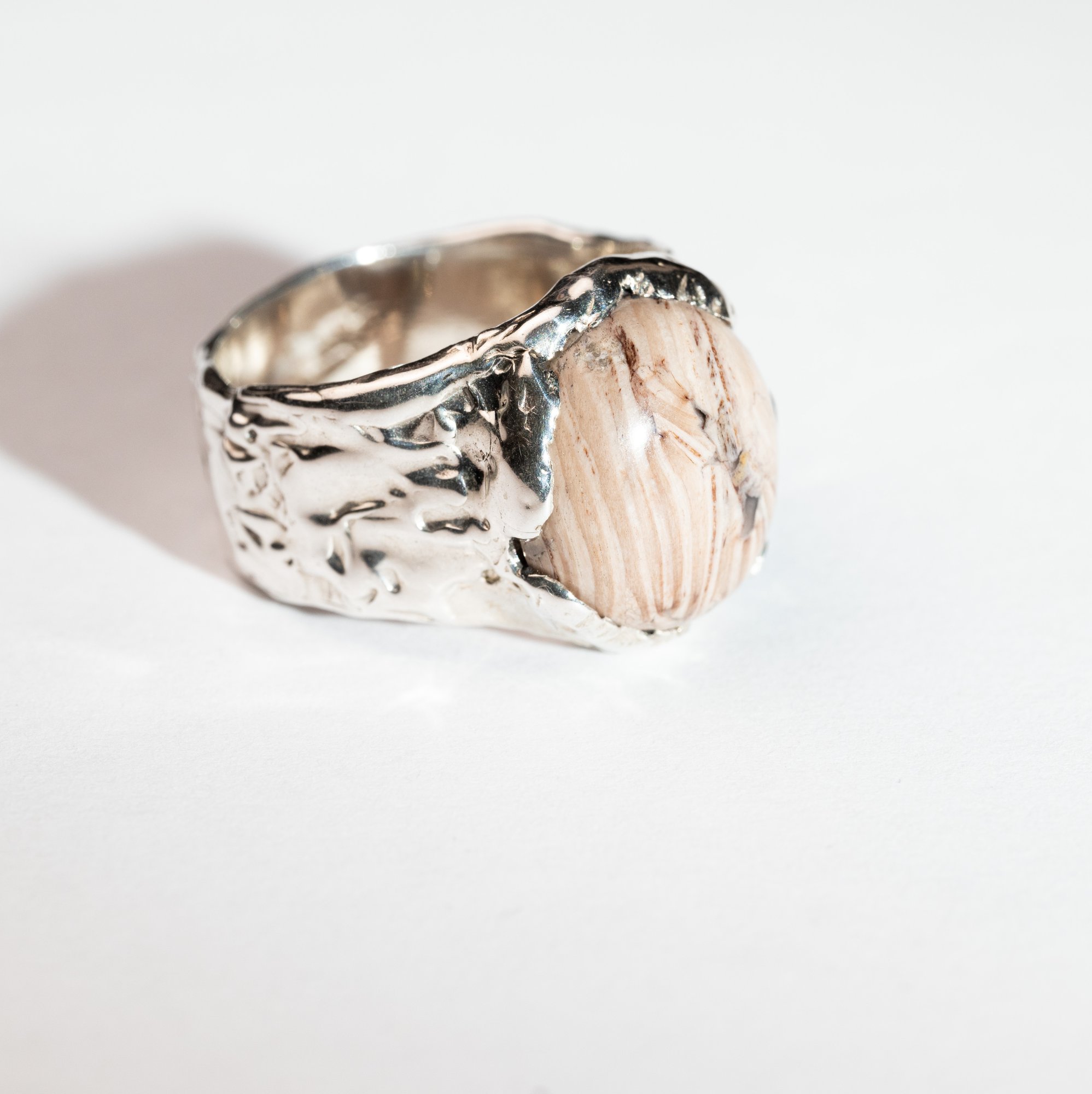 Каблучка зі зкамʼянілим деревом