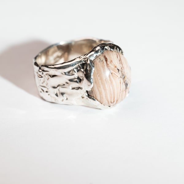 Каблучка зі зкамʼянілим деревом