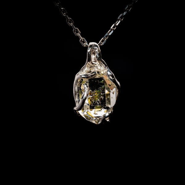 Кулон з нафтовим кварцом