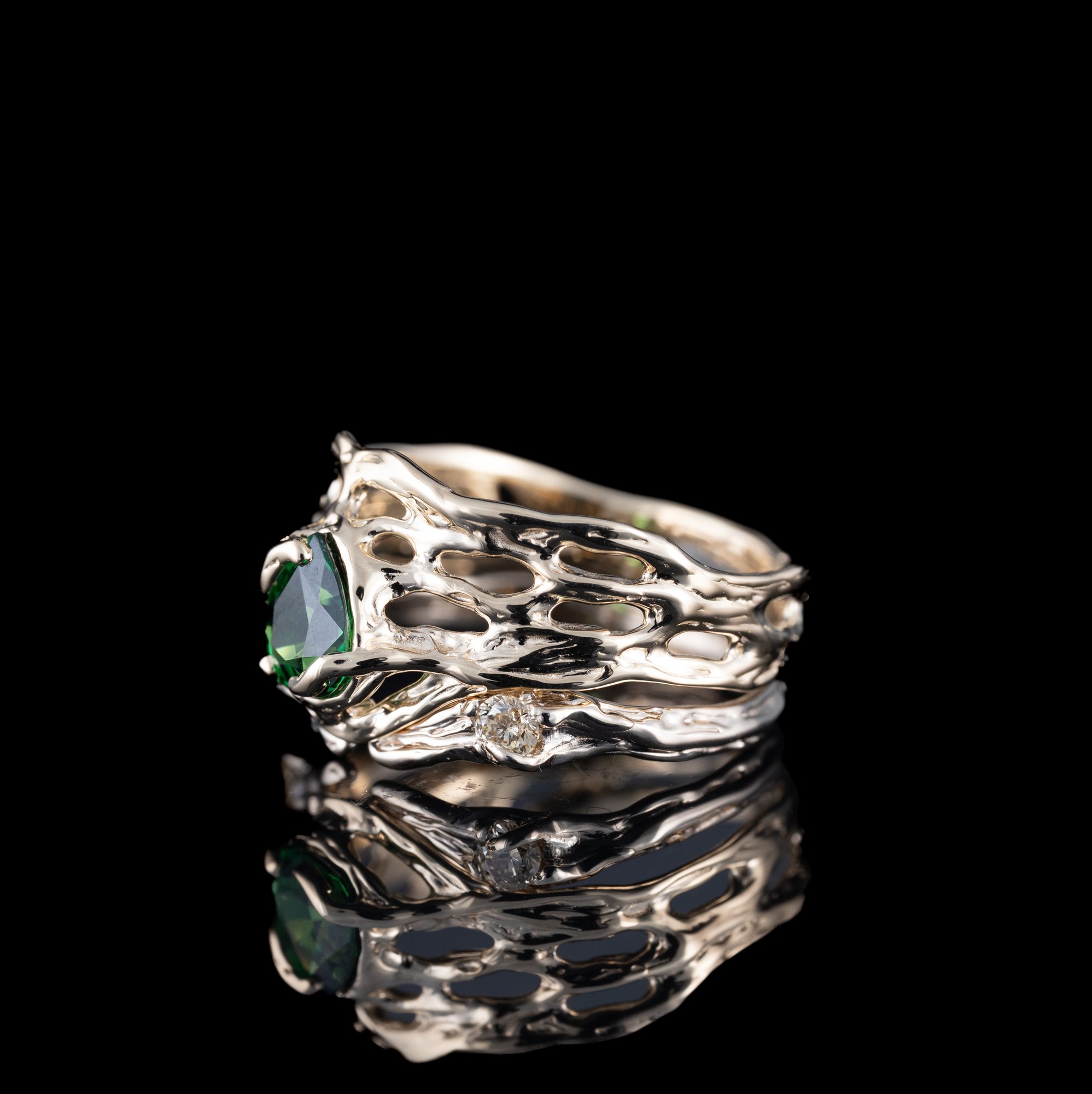 Комплект золотих  каблучок з цаворітом та діамантами - зображення 3