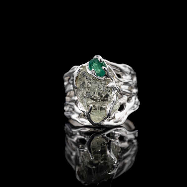 Каблучка з геліодором та смарагдом