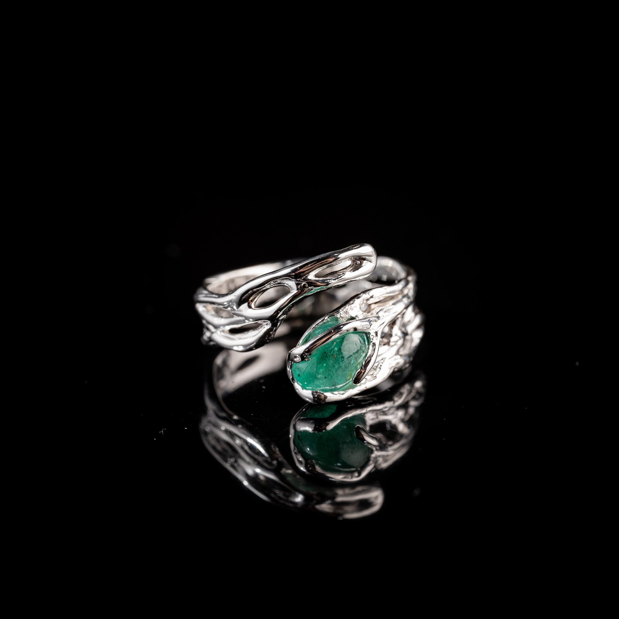 Каблучка зі смарагдом