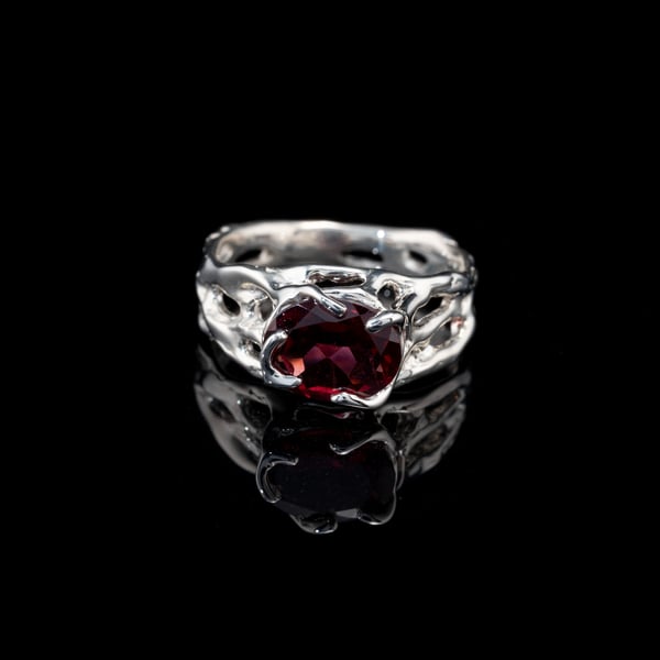 Каблучка з гранатом