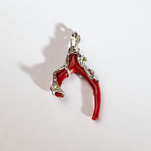 Кулон з коралами