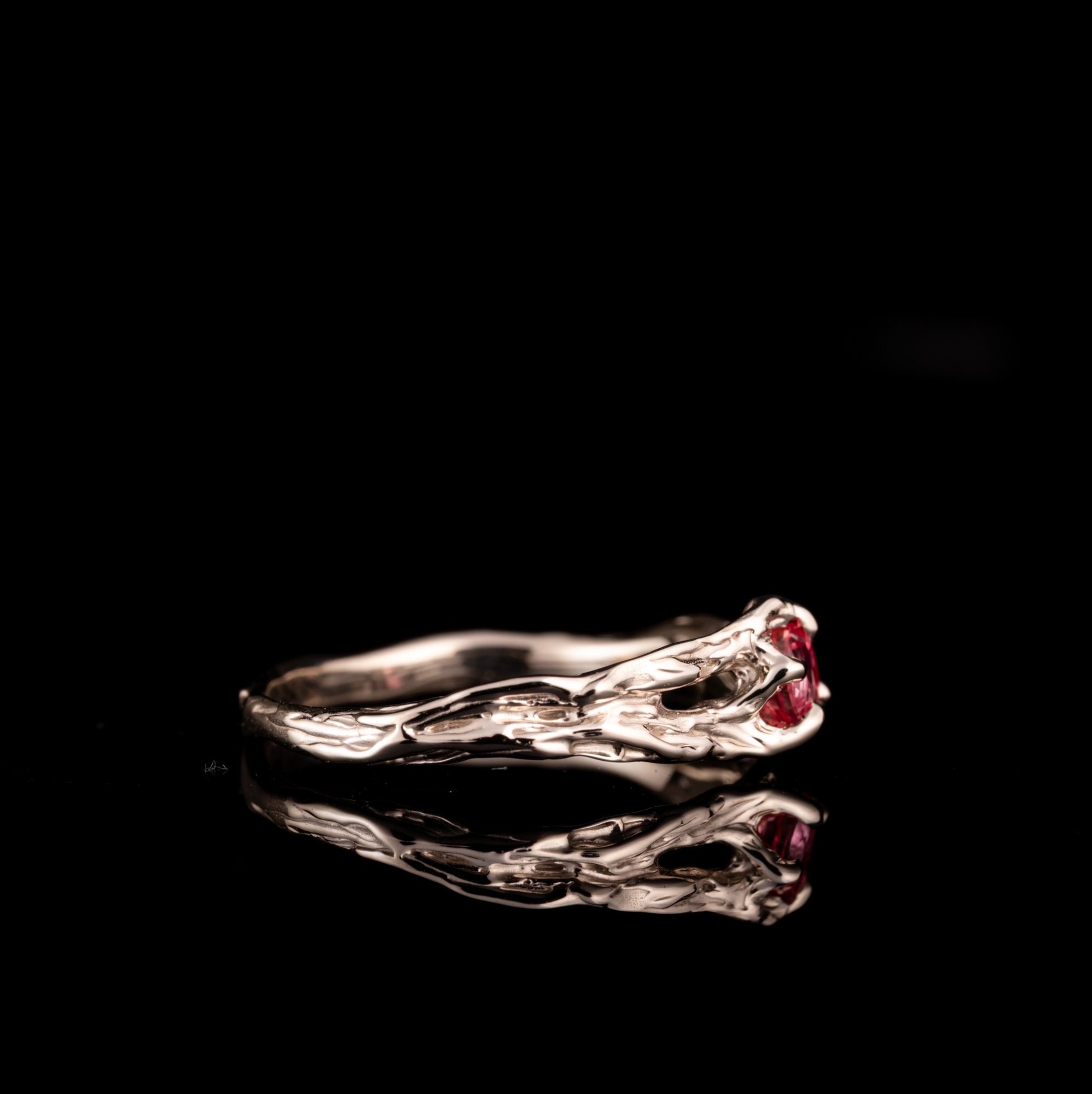 Каблучка з білого золота зі шпіннелю - зображення 4