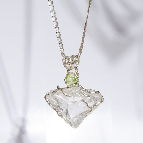 Кулон з гірським кришталем та хризолітом