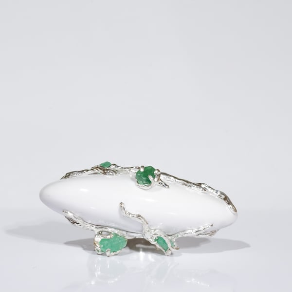 Каблучка з кахолонгом та смарагдами