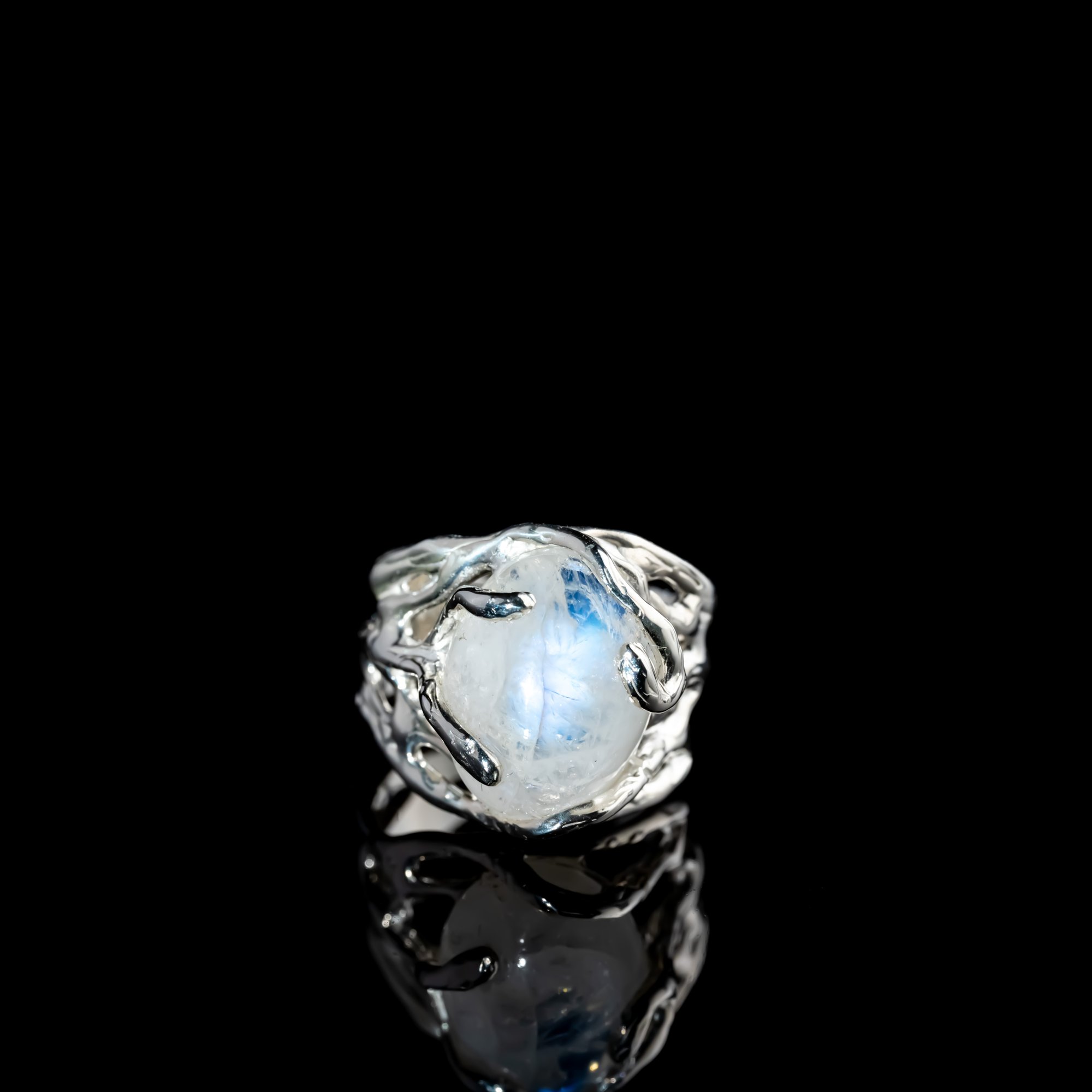 Каблучка з місячним камінням