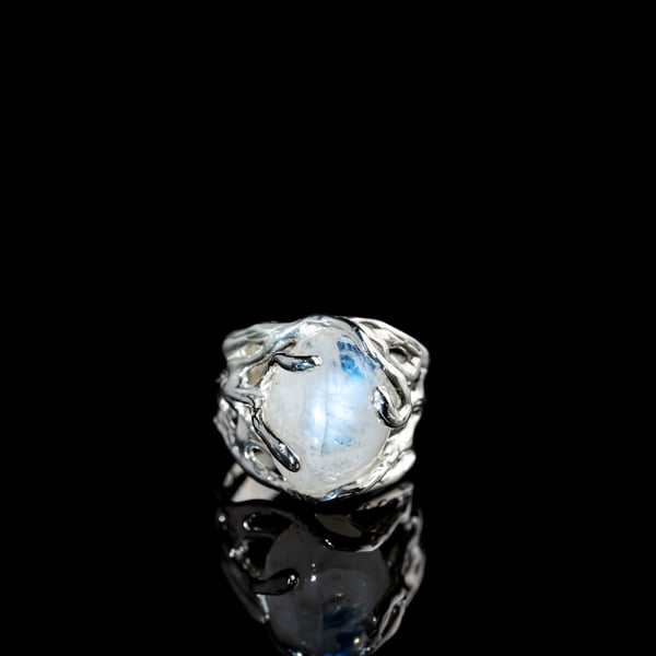 Каблучка з місячним камінням