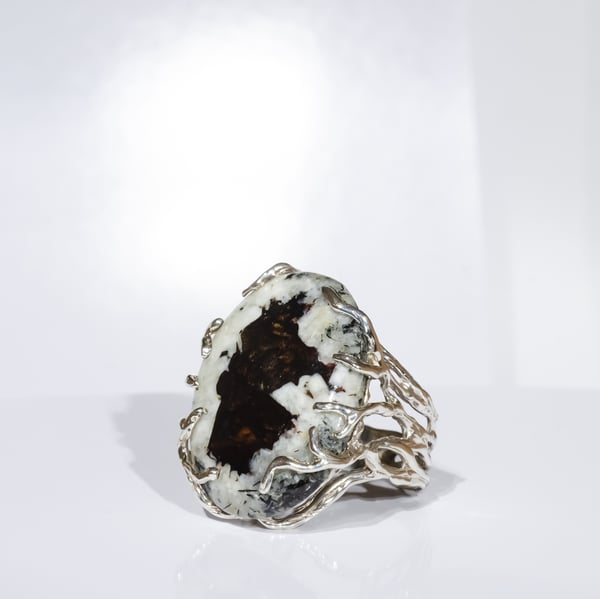 Каблучка з евдіалітом