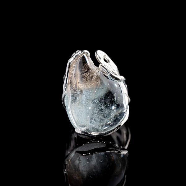 Ring with polychrome topaz