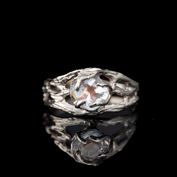 Золота каблучка з місячним камінням