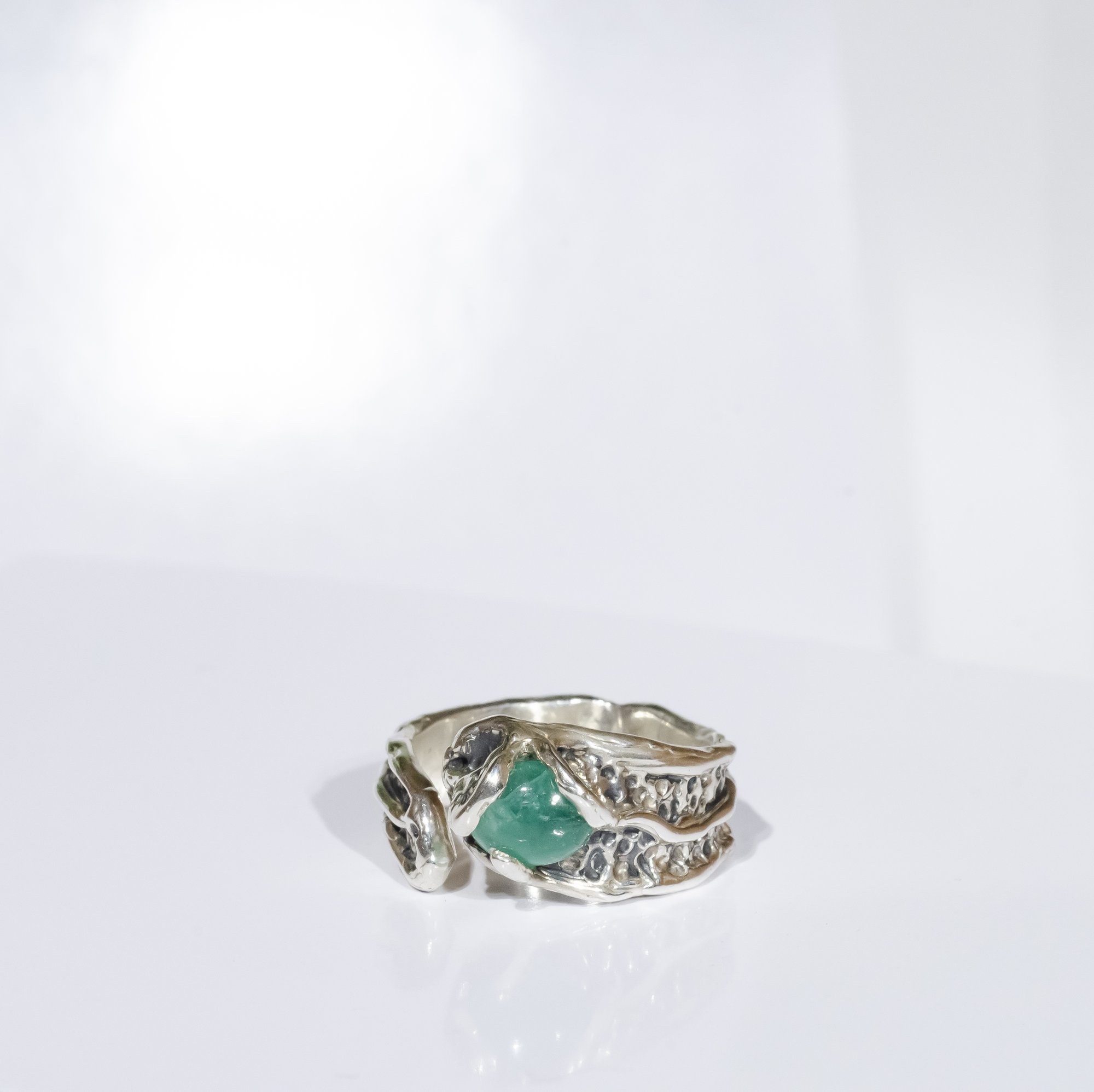 Каблучка зі смарагдом