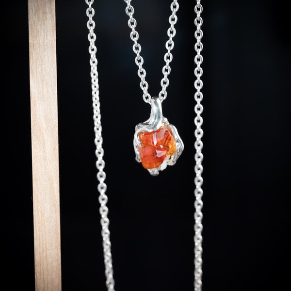 Кулон зі спесартином