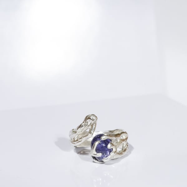 Каблучка з іолітом