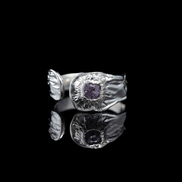 Каблучка зі шпінеллю