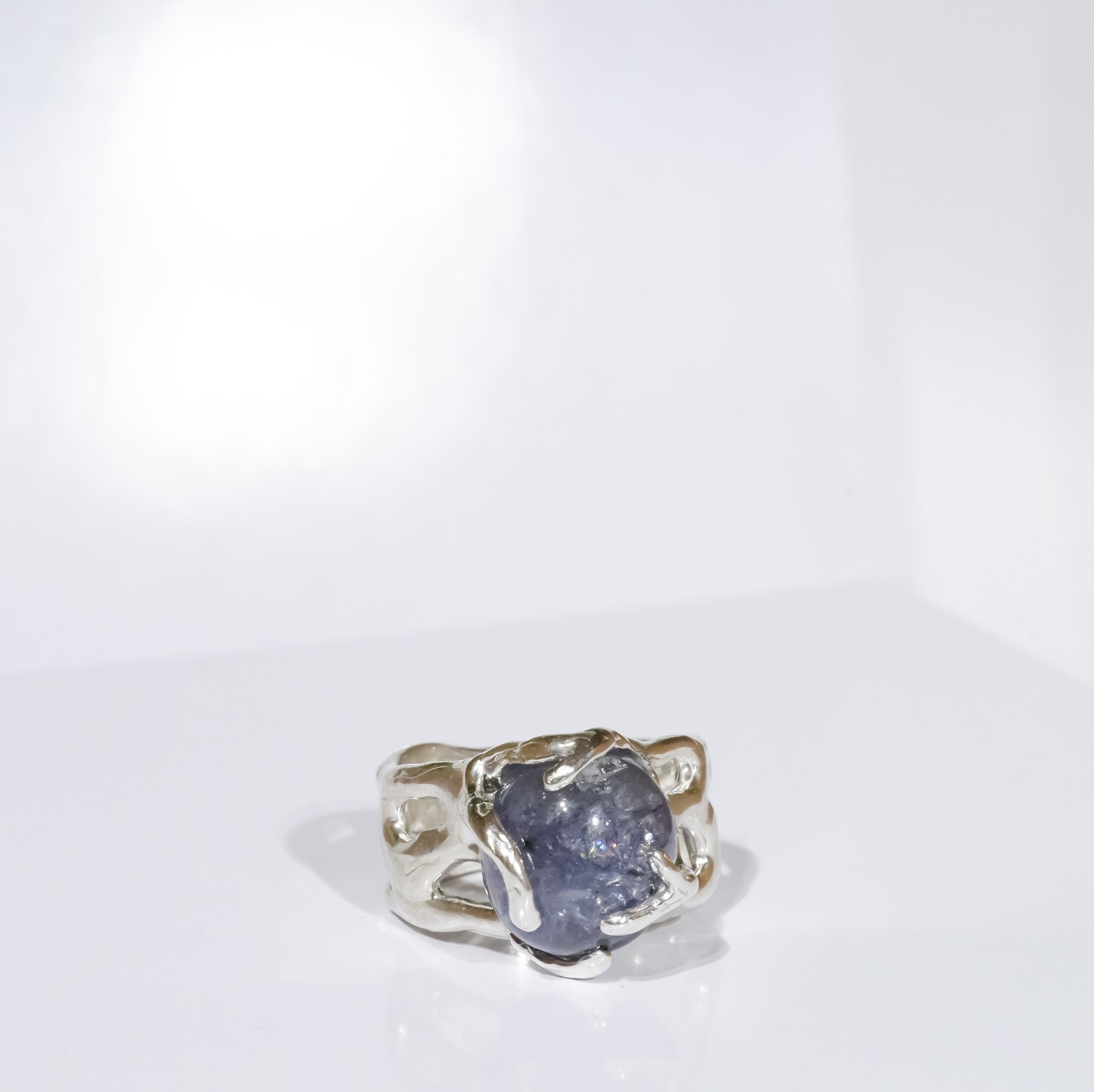 Каблучка з іолітом