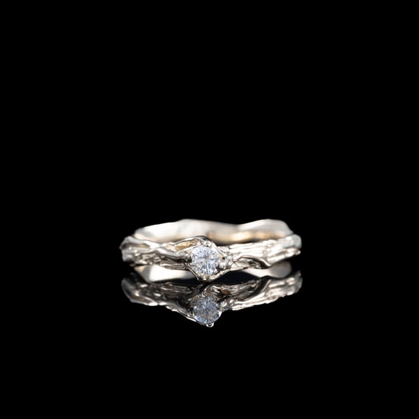 Золота каблучка з діамантом