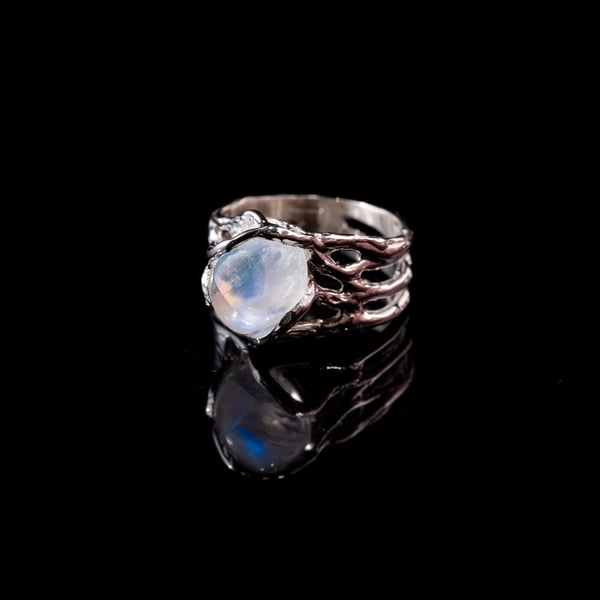 Каблучка з місячним камінням