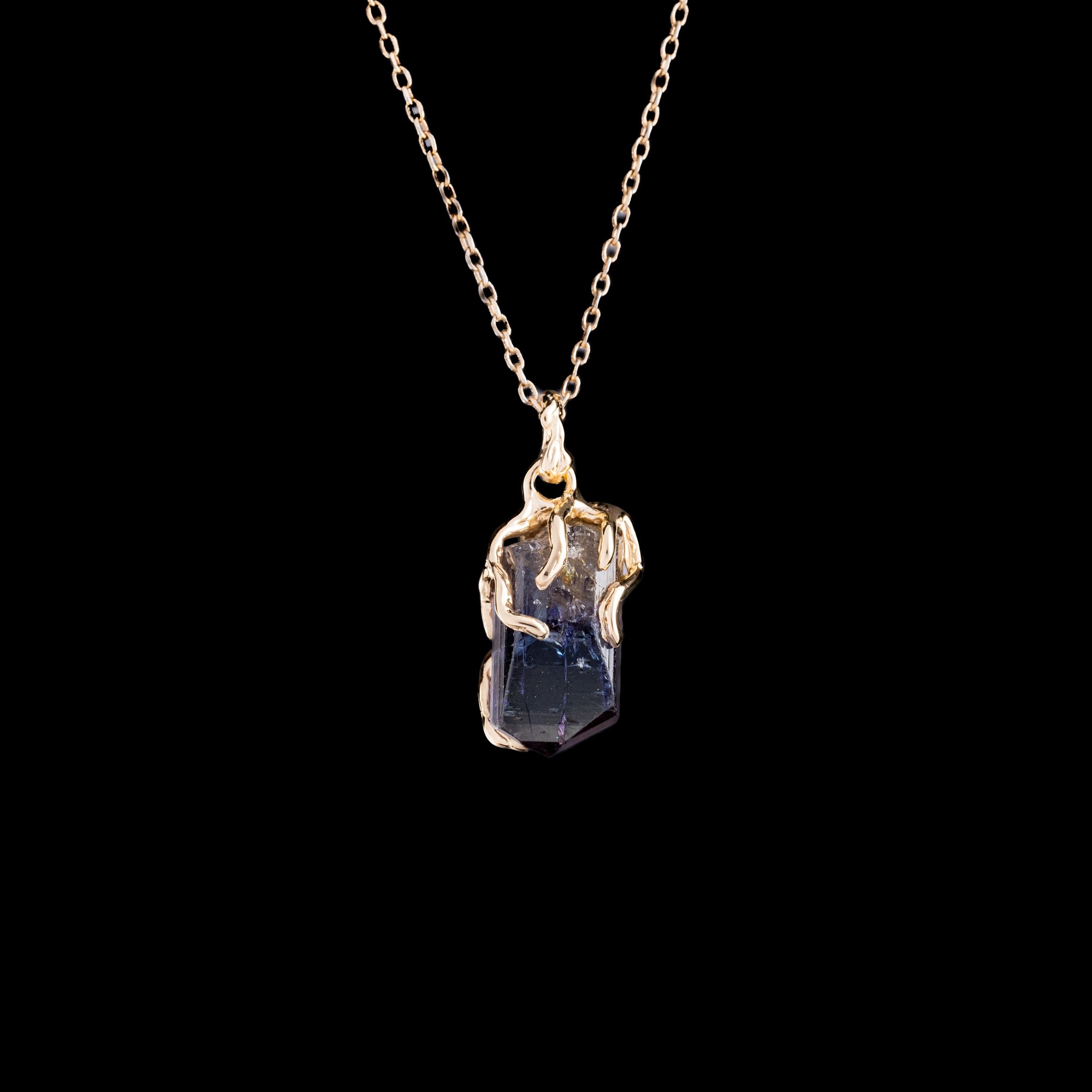 Золотий кулон з танзанітом