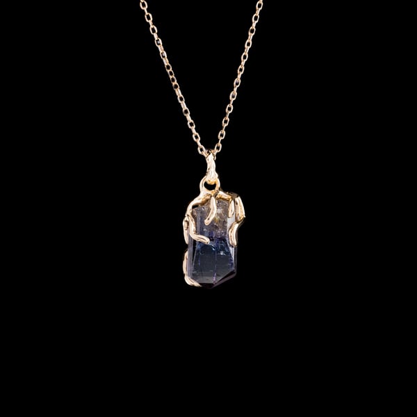 Золотий кулон з танзанітом